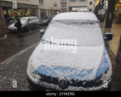 Ritorno invernale: Dopo una giornata di scongelamento, l'inverno è tornato, almeno per un breve periodo. Come qui a Friburgo in Brisgovia, ha nevicato giovedì. Dovrebbe essere B. Foto Stock