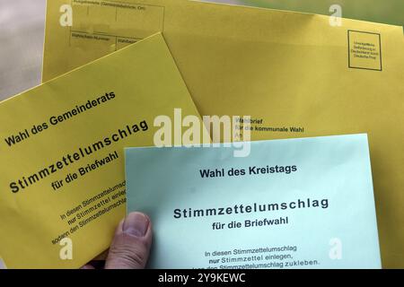 Schede elettorali per il voto postale, le elezioni europee e le elezioni locali in Germania 2024 Foto Stock