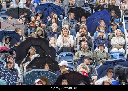 27 luglio 2024-Versailles, fra, i tifosi si siedono sotto la pioggia mentre guardano i loro piloti preferiti gareggiare nel Dressage individuale Equestrian Eventing at Foto Stock