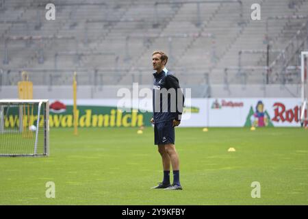 Il nuovo allenatore Julian Schuster (SC Freiburg) alla prima sessione di allenamento al calcio d'inizio allenamento del club di Bundesliga SC Freiburg 2024 DFL Foto Stock