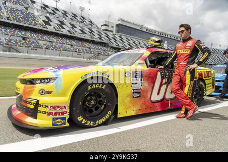 Il pilota NASCAR Xfinity, Gray Gaulding (08), scende in pista per la Wawa 250 alimentata da Coca-Cola al Daytona International Speedway di Daytona, Florida Foto Stock