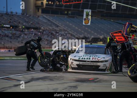 NASCAR Xfinty driver, Justin Haley (10) e l'equipaggio fanno un pit stop per l'Alsco Uniforms 250 all'Atlanta Motor Speedway di Hampton GA Foto Stock