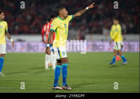 Santiago, Cile. 10 ottobre 2024. SANTIAGO, CILE - 10 OTTOBRE: Raphinha reagisce durante la partita delle qualificazioni ai Mondiali di calcio 2026 tra Cile e Brasile allo stadio Nacional Julio Martínez Prádanos il 10 ottobre 2024 a Santiago, Cile. (Foto di Luiz Vieira/PxImages) credito: PX Images/Alamy Live News Foto Stock