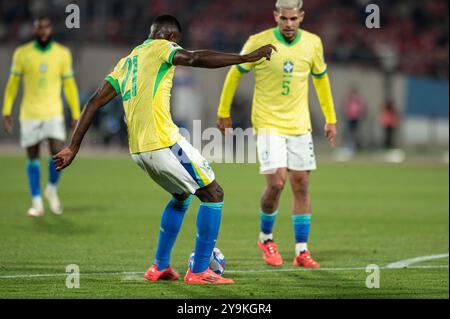 Santiago, Cile. 10 ottobre 2024. SANTIAGO, CILE - 10 OTTOBRE: Luiz Henrique lancia la palla durante la partita di qualificazione ai Mondiali di calcio 2026 tra Cile e Brasile allo stadio Nacional Julio Martínez Prádanos il 10 ottobre 2024 a Santiago, Cile. (Foto di Luiz Vieira/PxImages) credito: PX Images/Alamy Live News Foto Stock