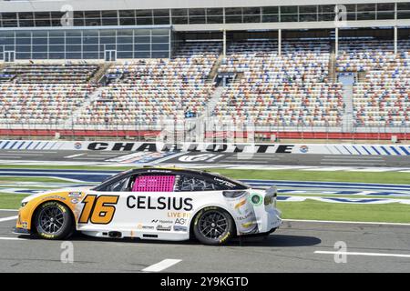 Il pilota della NASCAR Cup Series AJ Allmendinger (16) sale in pista per allenarsi per la Bank of Amercia ROVAL 400 al Charlotte Motor Speedway di Conc Foto Stock