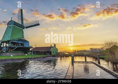 Alba al villaggio di Zaanse Schans con mulino a vento olandese vicino ad Amsterdam Paesi Bassi Foto Stock