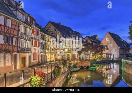 Colmar Francia, colorato a metà Timber House notte dello skyline della città Foto Stock