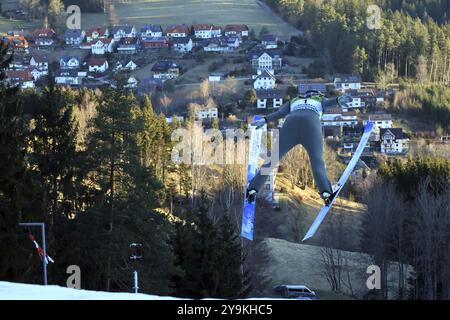 L'élite mondiale del combinata nordica si avvicina a Schonach per la Coppa del mondo combinata nordica FIS di Schonach 2024 Foto Stock