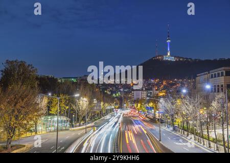 Seoul Corea del Sud, skyline notturno della città di Itaewon, vista dal ponte Noksapyeong in autunno Foto Stock