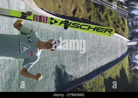 Doppia vittoria: Clemens Aigner (SV Innsbruck Bergisel) celebra la sua seconda vittoria dopo la Coppa COC Summer Ski Jumping Hinterzarten 2024 Foto Stock