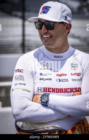 GRAHAM RAHAL (15) di New Albany, Ohio, si prepara ad allenarsi per l'Indy 500 all'Indianapolis Motor Speedway di Speedway, IN Foto Stock