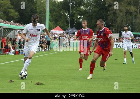 Tim Zoelle (FC 08 Villingen) in duello con Jonas Foehrenbach (1. FC Heidenheim) durante la partita per la DFB Cup 2022-23, 1° round: DFB Cup 2024-25 Foto Stock