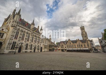 Bruges Belgio, skyline della città in Piazza Burg con il Municipio di Bruges e la Basilica del Sacro sangue Foto Stock