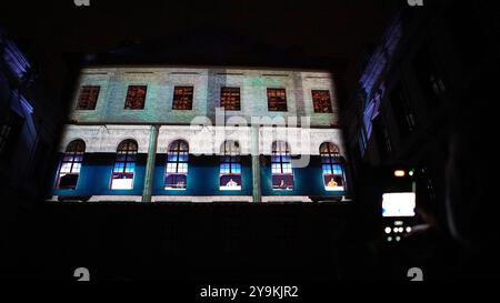 Praga, Repubblica Ceca. 10 ottobre 2024. La gente guarda un'esibizione durante il Signal Festival di Praga, Repubblica Ceca, il 10 ottobre 2024. Giovedì è iniziato un festival di quattro giorni di cultura digitale e creativa, che ha presentato oltre 20 installazioni di luci di artisti di tutto il mondo. Crediti: Dana Kesnerova/Xinhua/Alamy Live News Foto Stock