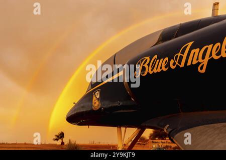 Alba al Naval Air Field El Centro, CA: La luce del sole dipinge vivaci sfumature del cielo, gettando un ipnotico arcobaleno sugli aerei parcheggiati, creando una bordatura Foto Stock