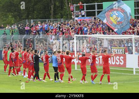 Dopo il fischio finale, i giocatori di Heidenheim ringraziano i tifosi che hanno viaggiato con loro per il loro vocifero sostegno nella partita per la DFB Cup 2022- Foto Stock