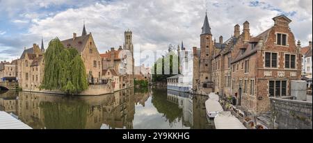 Bruges Belgio, panorama dello skyline della città sul canale di Rozenhoedkaai Dijver con Torre campanaria Foto Stock