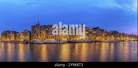 Amsterdam Paesi Bassi, panorama notturno skyline della città olandese casa sul canale lungomare Foto Stock