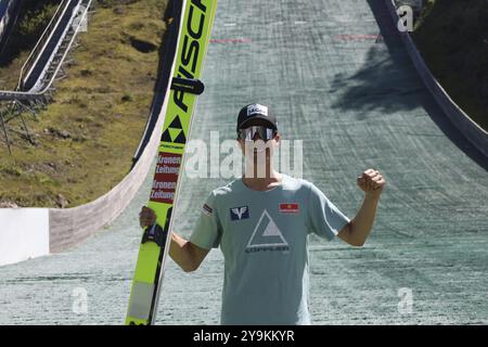 Doppia vittoria: Clemens Aigner (SV Innsbruck Bergisel) celebra la sua seconda vittoria dopo la Coppa COC Summer Ski Jumping Hinterzarten 2024 Foto Stock