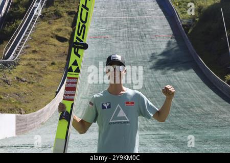 Doppia vittoria: Clemens Aigner (SV Innsbruck Bergisel) celebra la sua seconda vittoria dopo la Coppa COC Summer Ski Jumping Hinterzarten 2024 Foto Stock