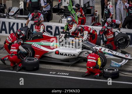 TAKUMA SATO (75) di Tokyo, Giappone, scende lungo la pit Road per il servizio durante la 108a corsa della 500 miglia di Indianapolis presso l'Indianapolis Motor Speedway di SP Foto Stock