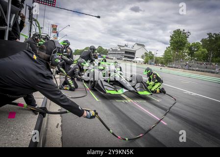 ROMAIN GROSJEAN (77) di Ginevra, Svizzera, scende lungo la pit Road per il servizio durante il Gran Premio XPEL a Road America a Elkhart Lake, WISCONSIN Foto Stock