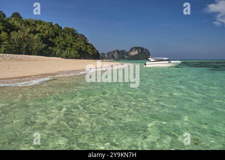 Vista delle isole tropicali con acqua marina blu oceano e spiaggia di sabbia bianca all'Isola di Bamboo, paesaggio naturale di Krabi Thailandia Foto Stock