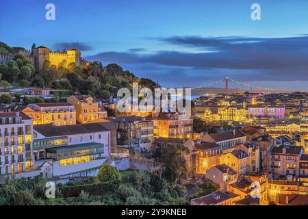 Lisbona Portogallo tramonto skyline della città nel quartiere di Lisbona Baixa e il Castello di San Giorgio Foto Stock