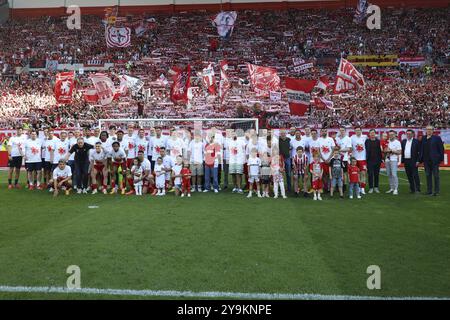 Un'immagine per l'eternità: Giocatori, funzionari, manager e familiari si posizionano con l'allenatore Christian Streich (SC Freiburg) di fronte alla S sud Foto Stock