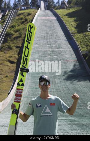 Doppia vittoria: Clemens Aigner (SV Innsbruck Bergisel) celebra la sua seconda vittoria dopo la Coppa COC Summer Ski Jumping Hinterzarten 2024 Foto Stock