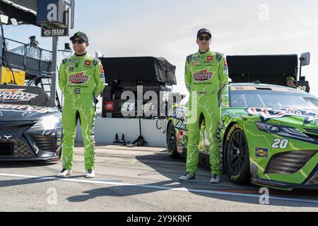 Il pilota della NASCAR Cup Series Ty Gibbs (54) e Christopher Bell (20) salgono in pista per allenarsi per l'Autotrader EchoPark Automotive 400 al Texa Foto Stock