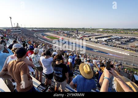 I tifosi guardano i loro piloti preferiti gareggiare all'Iowa Speedway, nell'Hy-Vee Homefront 250. Un evento emozionante che mette in mostra azione e abilità ad alta velocità Foto Stock