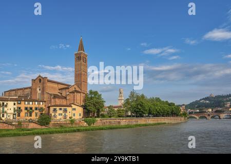 Verona Italia, skyline della città sull'Adige e Basilica di Santa Anastasia con Ponte pietra Foto Stock