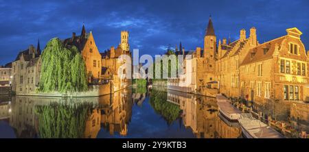 Bruges Belgio, panorama notturno dello skyline della città sul canale di Rozenhoedkaai Dijver con Torre campanaria Foto Stock