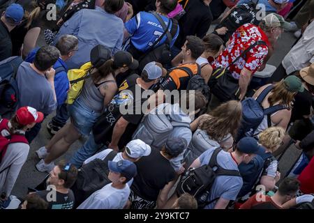 I fan partono dall'Indianapolis Motor Speedway dopo aver visto JOSEF NEWGARDEN (2) di Nashville, Tennessee, vincere la 108a corsa della Indianapolis 500 in Foto Stock