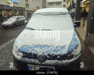 Ritorno invernale: Dopo una giornata di scongelamento, l'inverno è tornato, almeno per un breve periodo. Come qui a Friburgo in Brisgovia, ha nevicato giovedì. Dovrebbe essere B. Foto Stock