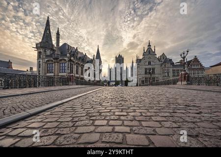 Ghent Belgio, skyline della città alba al ponte di San Michele (Sint-Michielsbrug) con il fiume Leie e Korenlei Foto Stock