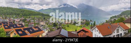 Spiez Svizzera, skyline panoramico della città sul lago di Thun (Thunersee) Foto Stock