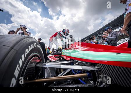 TAKUMA SATO (75) di Tokyo, Giappone, si prepara a qualificarsi per la 108a corsa della 500 miglia di Indianapolis sul circuito di Indianapolis, IN Foto Stock