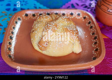 Tradizionale Pan de Muerto su una tovaglia colorata Foto Stock