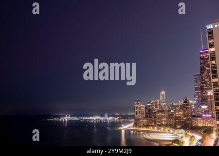 Chicago, Illinois, Stati Uniti. 10 ottobre 2024. L'aurora boreale sines sul lago Michigan a Chicago, Illinois. (Credit Image: © Joel Angel Juarez/ZUMA Press Wire) SOLO PER USO EDITORIALE! Non per USO commerciale! Foto Stock