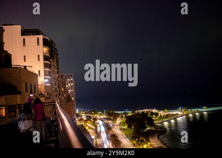 Chicago, Illinois, Stati Uniti. 10 ottobre 2024. L'aurora boreale sines sul lago Michigan a Chicago, Illinois. (Credit Image: © Joel Angel Juarez/ZUMA Press Wire) SOLO PER USO EDITORIALE! Non per USO commerciale! Foto Stock