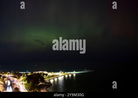 Chicago, Illinois, Stati Uniti. 10 ottobre 2024. L'aurora boreale sines sul lago Michigan a Chicago, Illinois. (Credit Image: © Joel Angel Juarez/ZUMA Press Wire) SOLO PER USO EDITORIALE! Non per USO commerciale! Foto Stock