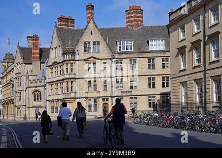 Oxford University, studenti che camminano sulla strada verso New College Lane Foto Stock