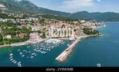 Vista aerea del porto turistico di Herceg Novi, una città situata all'ingresso occidentale della baia di Cattaro sulla costa del mare Adriatico in Montenegro Foto Stock