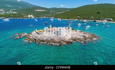 Vista aerea delle rovine del monastero di Žanjicе sull'isolotto di Otočić Gospa nel mare Adriatico vicino al Capo di Arza alla fine della penisola di Luštica Foto Stock