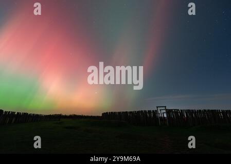 Aurora boreale (aurora boreale) sopra il santuario dell'anello di Pömmelte, complesso di fossati circolari preistorici, conosciuto anche dagli archeologi come il tedesco sto Foto Stock