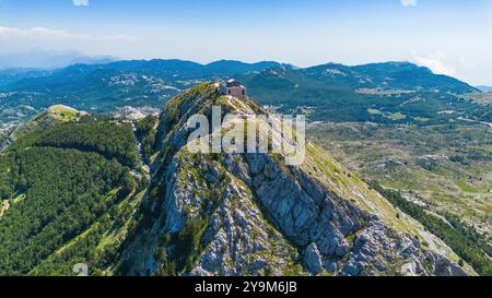 Vista aerea del Mausoleo di Njegoš sulla cima del monte Lovćen nel Parco Nazionale di Lovćen vicino a Cetinje in Montenegro Foto Stock