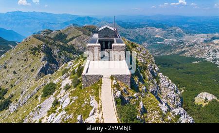 Vista aerea del Mausoleo di Njegoš sulla cima del monte Lovćen nel Parco Nazionale di Lovćen vicino a Cetinje in Montenegro Foto Stock