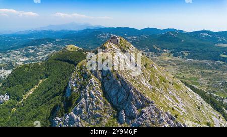 Vista aerea del Mausoleo di Njegoš sulla cima del monte Lovćen nel Parco Nazionale di Lovćen vicino a Cetinje in Montenegro Foto Stock